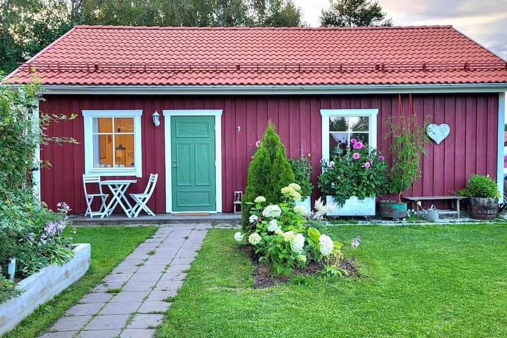 Cabin Located In A Traditionally Swedish Setting! Apartment Umeå Exterior photo